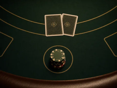 Blackjack-Tisch mit zwei verdeckten Karten und Chipstapel auf grünem Filz