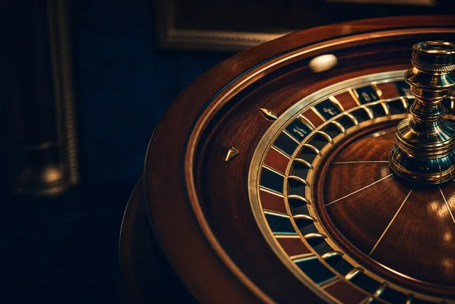 Polierter Mahagoni-Roulette-Kessel mit Messing-Zahlenfächern im Detail — Sinnbild der unter § 4 Abs. 4 GlüStV erlaubten Tischspiele